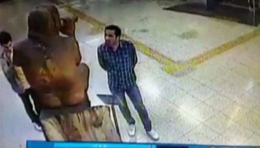 İzmir Metrosundaki heykel saldırıya uğradı İzmir Metrosundaki heykel saldırıya uğradı
