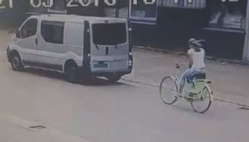 Boş yolda kocaman minibüse çarpan bisikletli kız