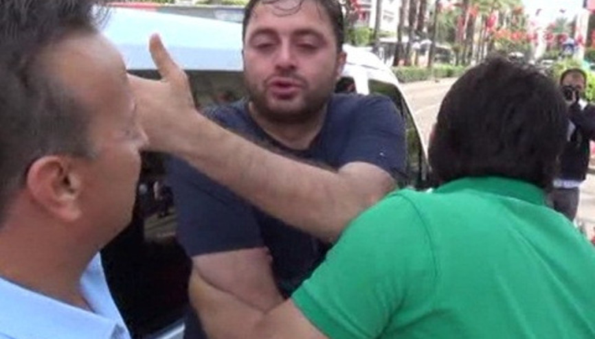 Dolandırıldığını iddia edip bankayı birbirine kattı