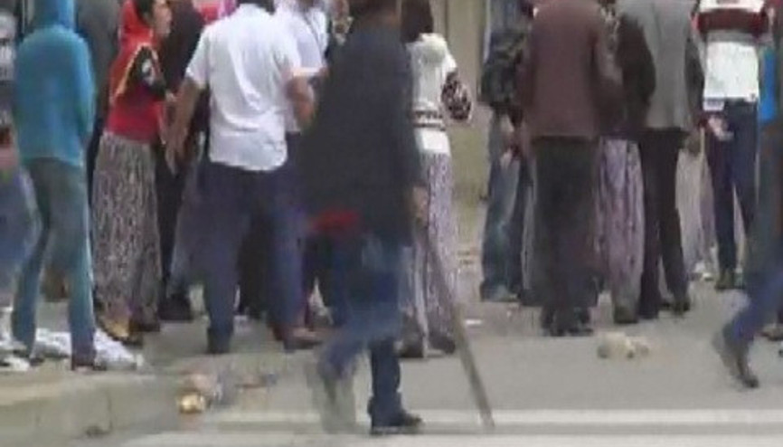 Kocaelinde taşlı sopalı aile sokak kavgası