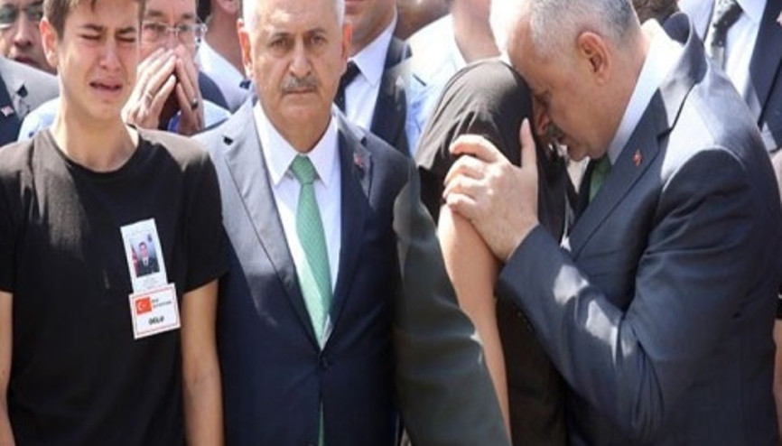 Şehidin kardeşinin elini bırakmadı