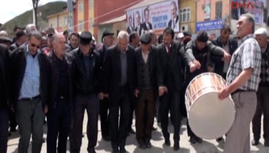 Binali Yıldırımın memleketinde kutlamalar erken başladı Binali Yıldırımın memleketinde kutlamalar erken başladı