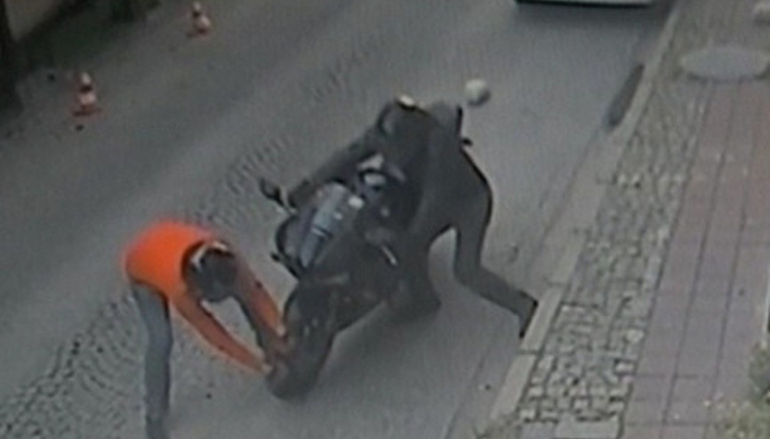 10 saniyede 42 bin TLlik motosikleti çaldılar 10 saniyede 42 bin TLlik motosikleti çaldılar