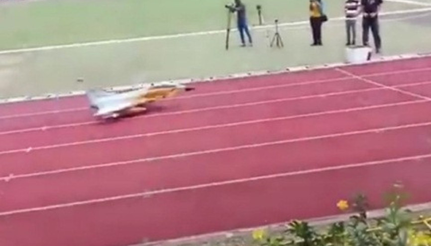 Uzaktan kumandalı jet, insanların arasına daldı