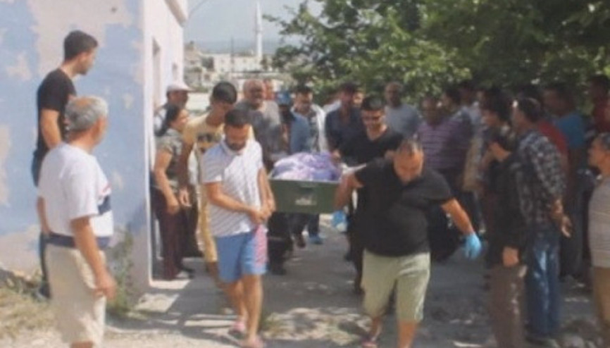 Annesini öldürüp başını kapıya astı