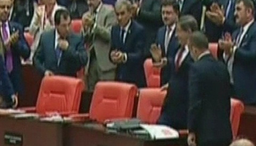 Başbakan Ahmet Davutoğlundan dikkat çeken hareket