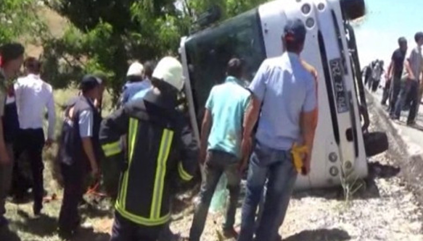 Karamanda üniversite öğrencileri taşıyan midibüs devrildi