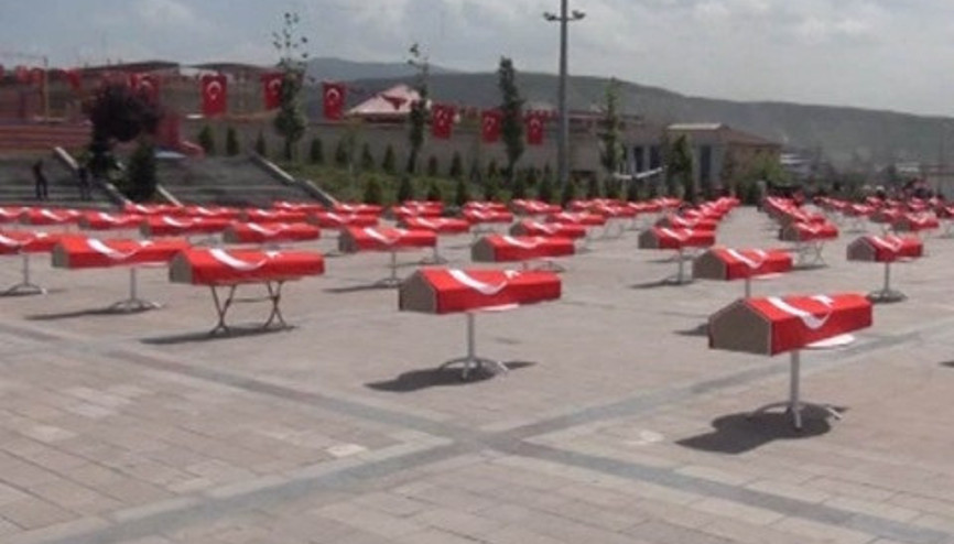 150 şehit tabutu görenleri şaşkına çevirdi