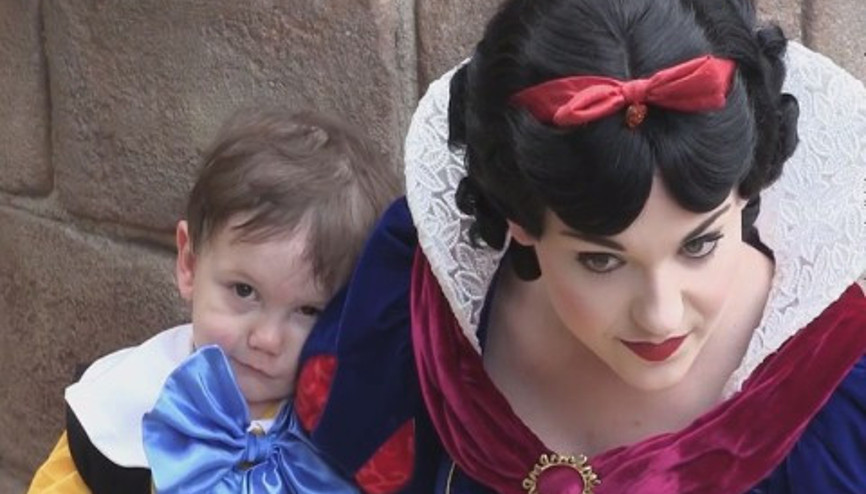 Pamuk Prenses’e aşık olan dünyalar tatlısı otistik çocuk