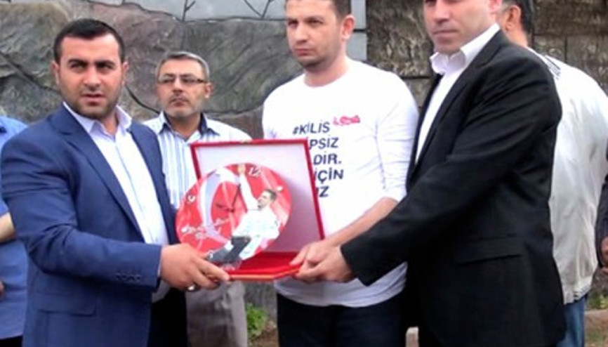 Derbide sahaya atlayan Canarslan, plaketle karşılandı