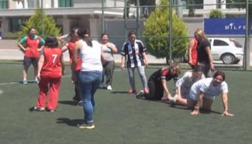 Anneler futbol oynadı, babalar ve oğullar tribünde destek verdi Anneler futbol oynadı, babalar ve oğullar tribünde destek verdi