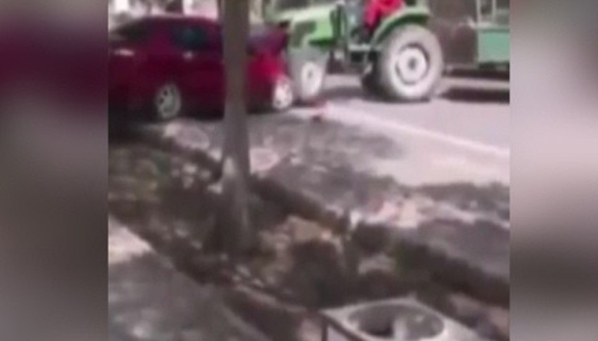 Hatalı parklara kızdı, araçları hurdaya çevirdi