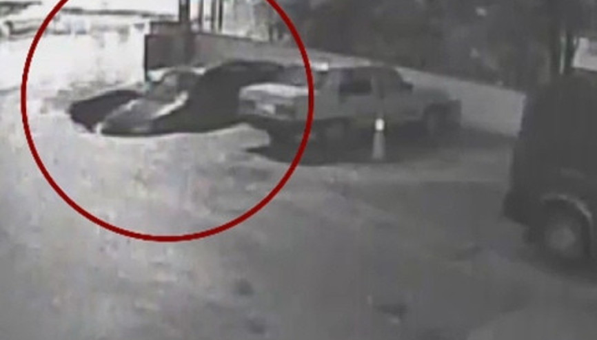 Ankarada otomobil çöken yoldaki çukura düştü