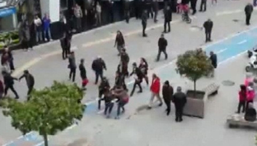 Bolu’da liseli kızlar cadde ortasında birbirine girdi