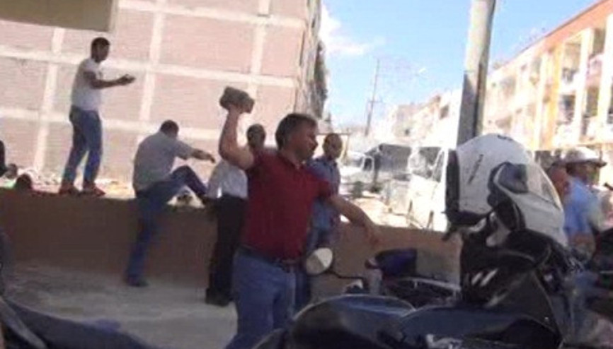 Kamyonetin altında kalan çocuğun ailesi ortalığı karıştırdı Kamyonetin altında kalan çocuğun ailesi ortalığı karıştırdı