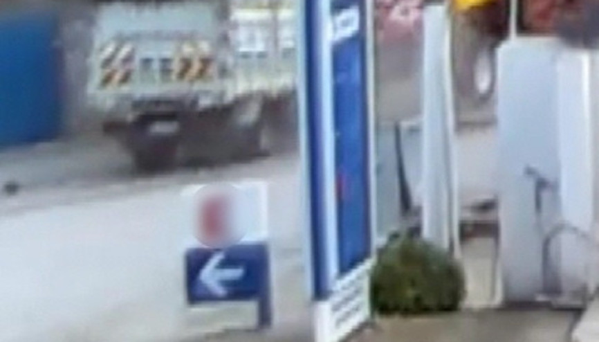 3 aracın birbirine girdiği feci kaza kamerada