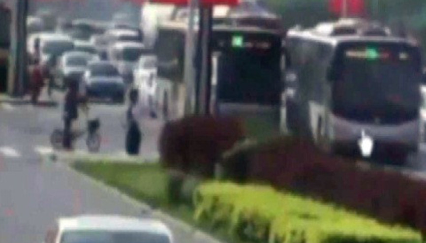 Otobüs şoförleri trafikte birbirine girdi