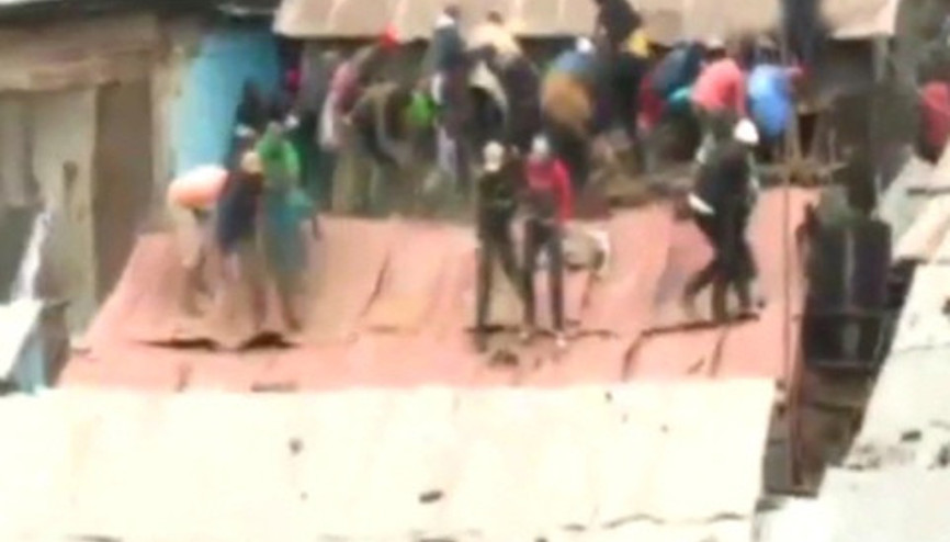Kenyadaki bir evin çatısı çökünce yere çakıldılar Kenyadaki bir evin çatısı çökünce yere çakıldılar