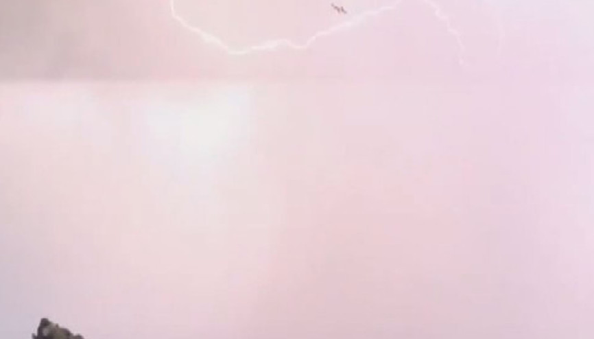 Londrada gökyüzünde uçağa yıldırım çarptı