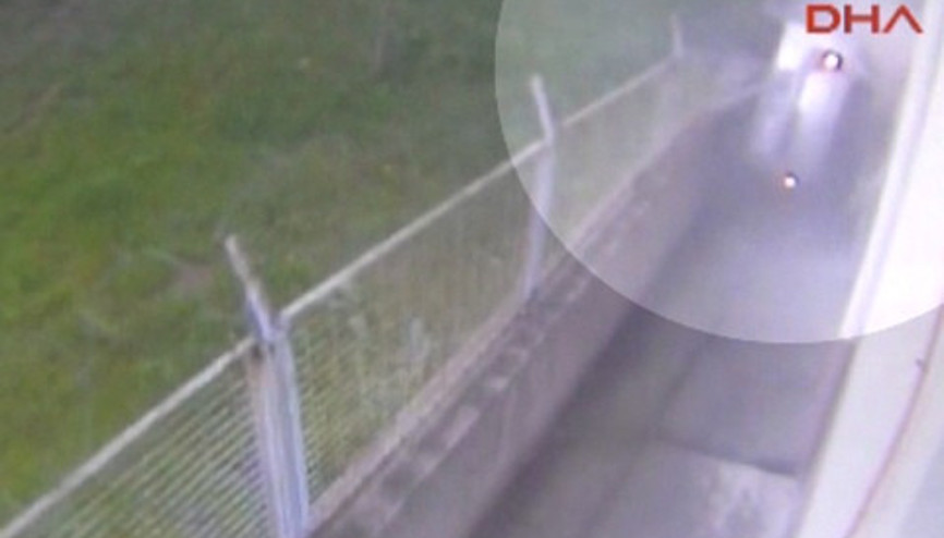 Kontrolden çıkan otomobil bahçeye böyle uçtu