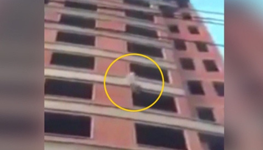 Çatıya çıkmanın en ilginç yolu