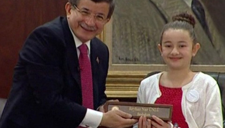 Başbakan Davutoğlu, koltuğunu Reyhan Nura devretti