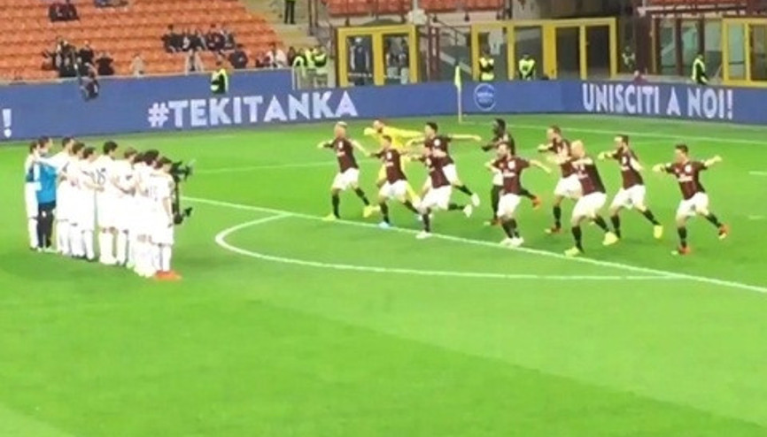 Milan rakibiyle savaş dansı yaptı
