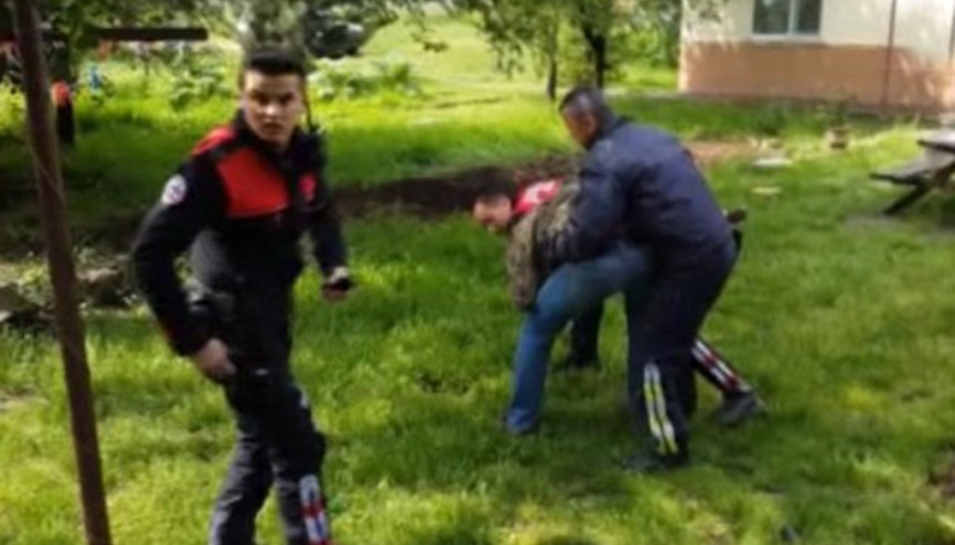 Polisten kaçan sürücü evin bahçesinde yakalandı