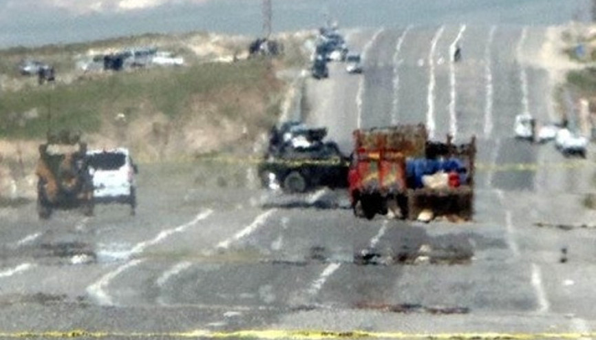 Ercişte bomba yüklü kamyonet ele geçirildi Ercişte bomba yüklü kamyonet ele geçirildi