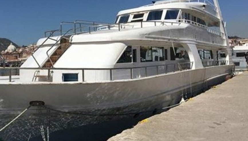 Midilli’de, kaçaklardan kalan lüks yat ve tekneler hurdaya döndü Midilli’de, kaçaklardan kalan lüks yat ve tekneler hurdaya döndü