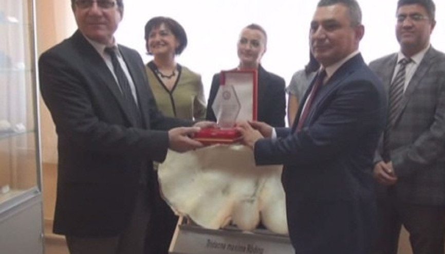 1 milyon yaşındaki istiridye fosili kurdeleyle açtılar