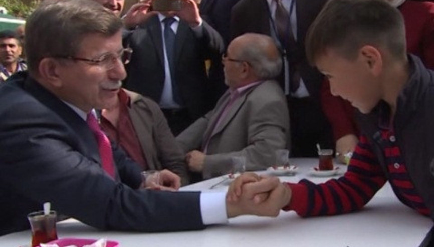 Başbakan Davutoğlu, küçük Enesle bilek güreşi yaptı