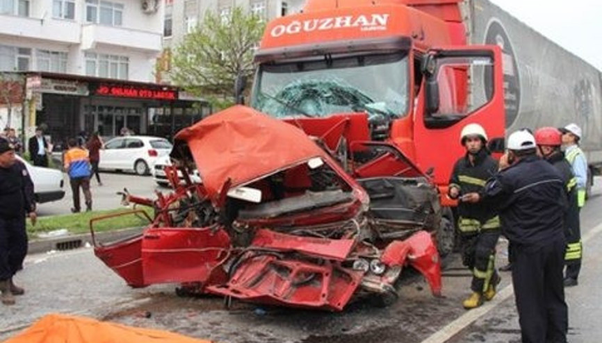 İki TIRın arasında kalan otomobil sürücüsü feci şekilde can verdi
