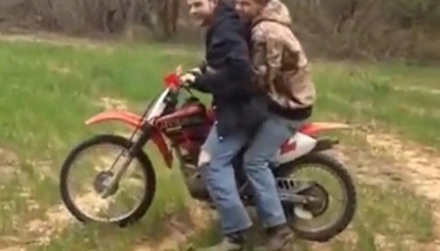 Motosiklet altından kaydı