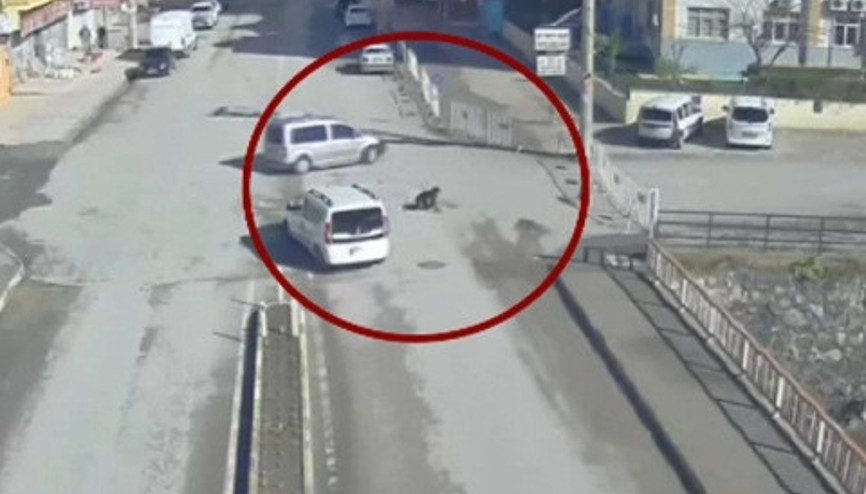 Otomobillerin arasına giren otobüs dehşet saçtı