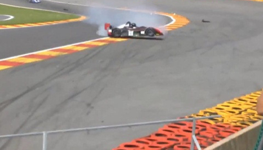 Viraja giren yarış otomobili parçalanmaya başladı