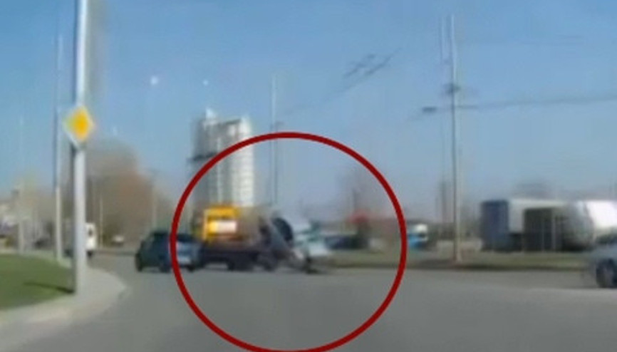 Çekici otomobili yola düşürdü