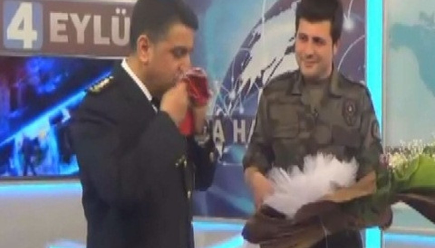 Haber bültenini özel harekat polisi üniformasıyla sundu