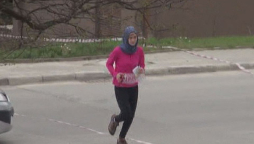 Davutoğlunun kızı Oryantiringde mücadele etti