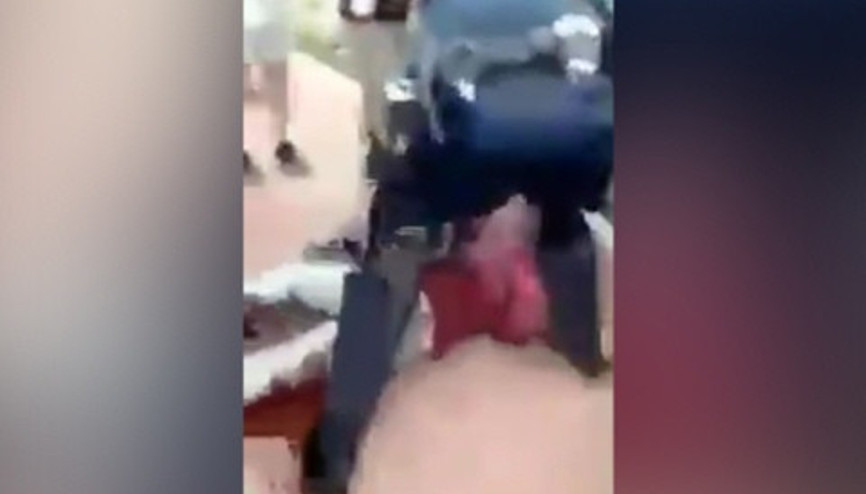 Polisten 12 yaşındaki kıza orantısız güç Polisten 12 yaşındaki kıza orantısız güç