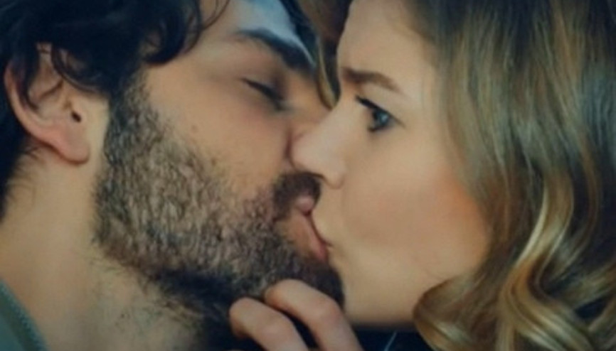 Kerim’den Hülya’ya sürpriz öpücük