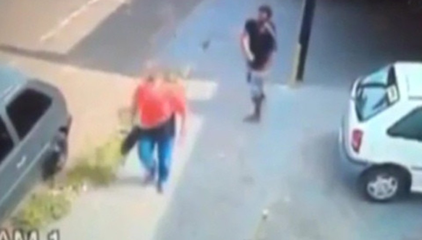 Kafasına taş atıp, yere yığdı