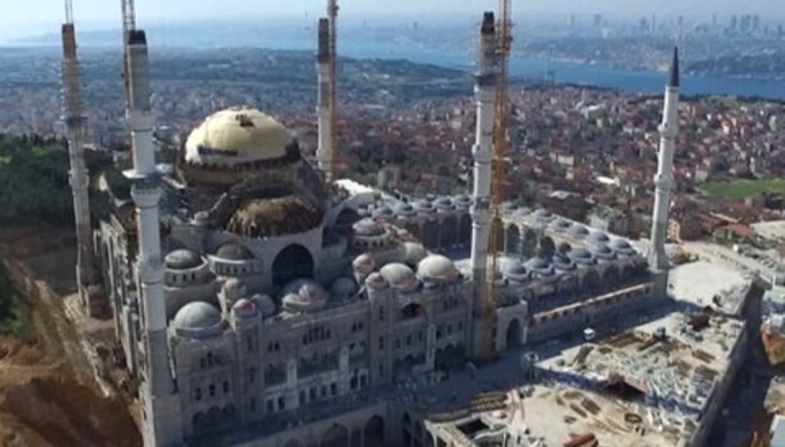 Çamlıca Camisinde dev kubbenin üzeri kapandı