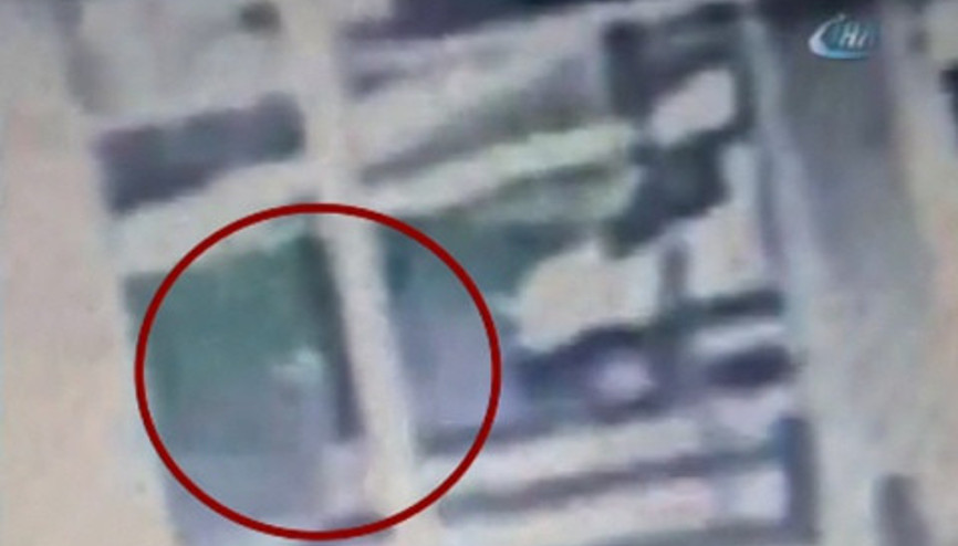 Beratcan servise binerken son kez böyle görüntülendi Beratcan servise binerken son kez böyle görüntülendi