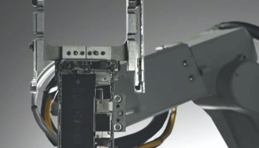 Appleın robotu iPhoneu paramparça ediyor
