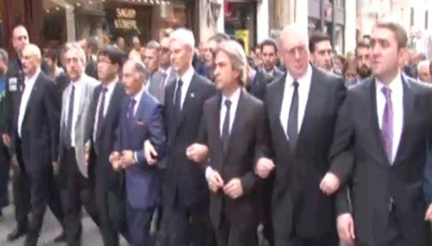 İstanbul’da teröre karşı kol kola yürüyüş