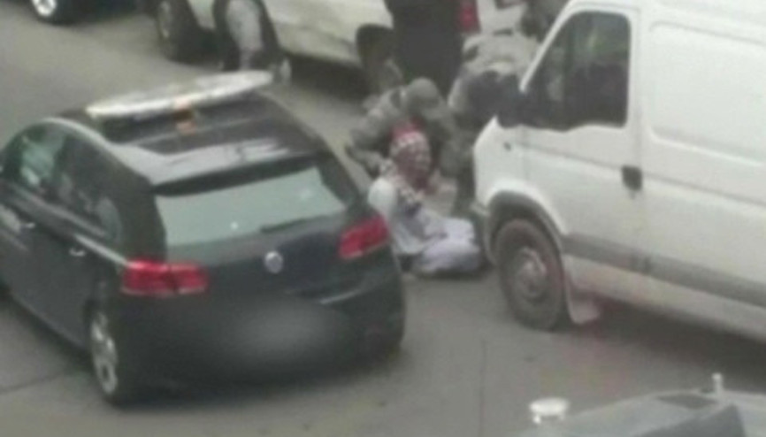 Paris saldırganının ele geçirilme görüntüleri yayınlandı Paris saldırganının ele geçirilme görüntüleri yayınlandı