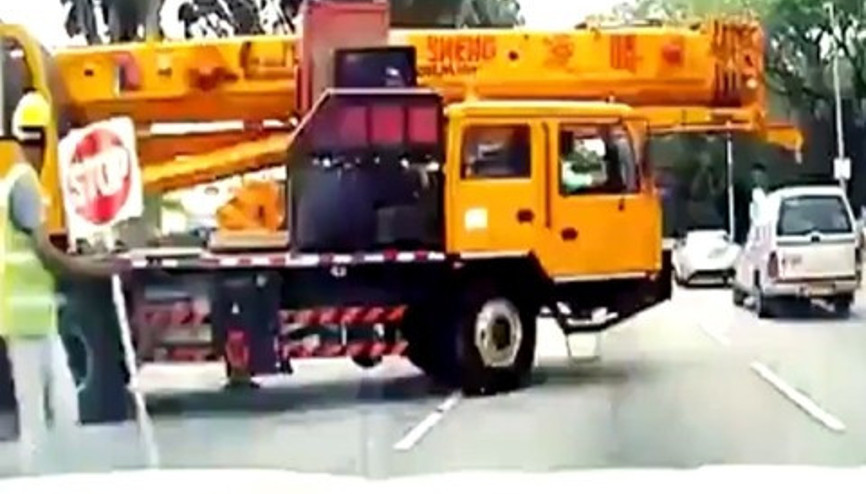 Singapurda motosikletlinin inanılmaz kurtuluşu
