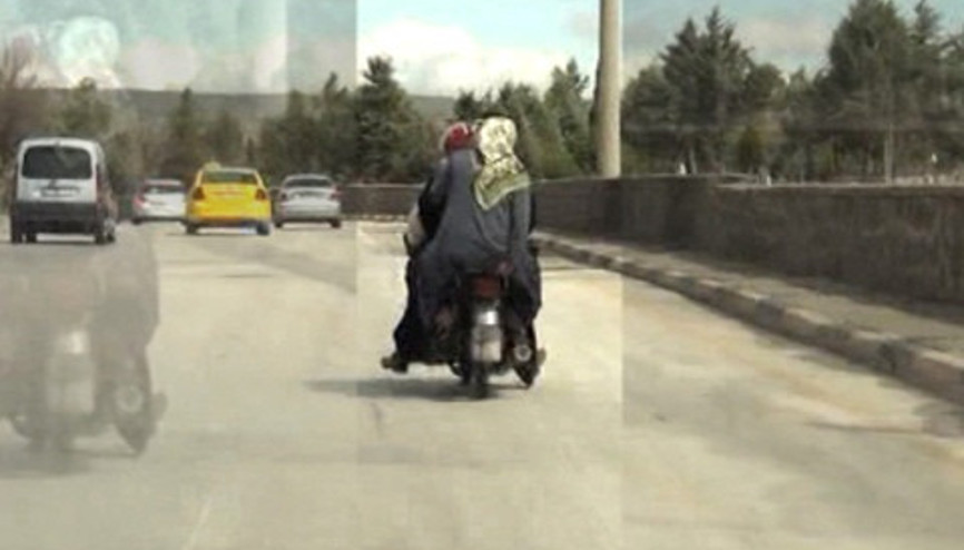 1 motosiklete 4 yetişkin bindi Polis görmezden geldi 1 motosiklete 4 yetişkin bindi Polis görmezden geldi