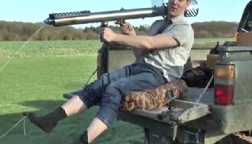 Çoraplarını roketle çıkardı